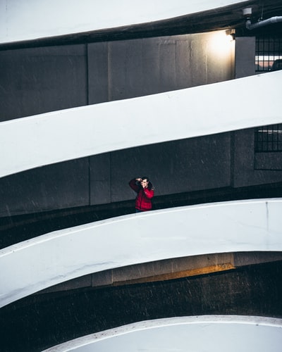 男人站在建设铁路
